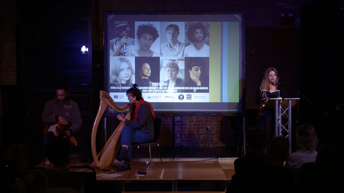 Musikerne Rory A. Green og Ada Grace Francis og digteren Billie Meredith på scenen ved Manchester Literature Festival 2023.
