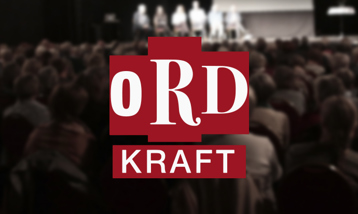 Billede taget af publikum set bagfra op mod Ordkraft scenen med Ordkraft logo 