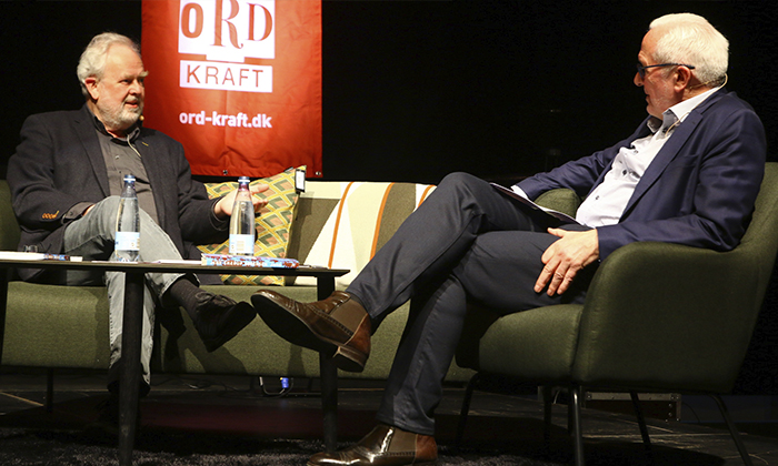 To mænd, Jørgen Pyndt og Jens Smærup Sørensen, taler sammen på scenen til Ordkraft 2019